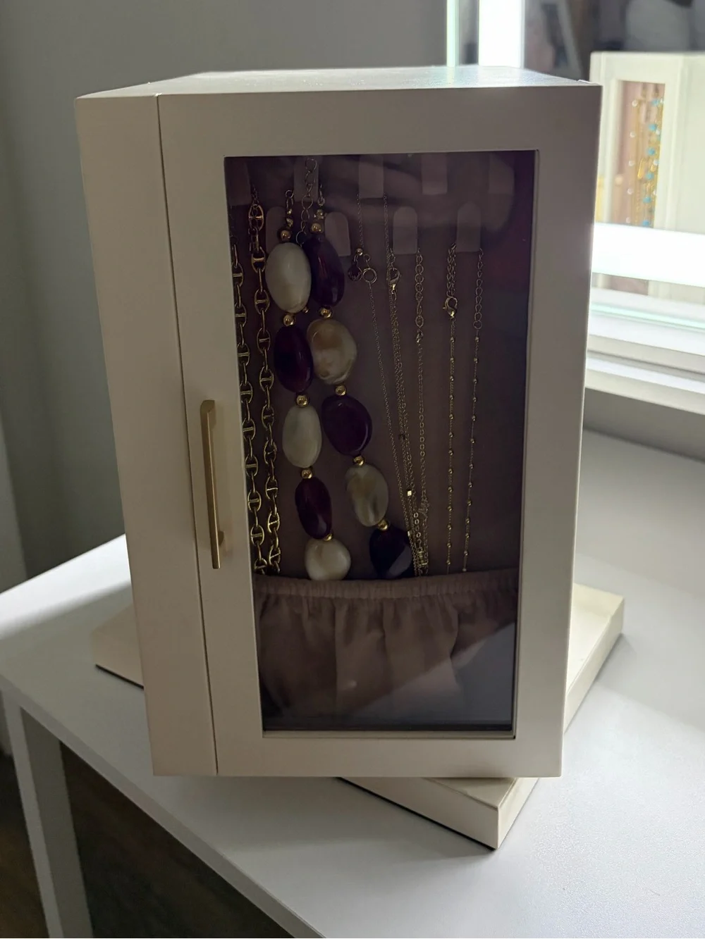 Rotating 360° White Jewelry Box